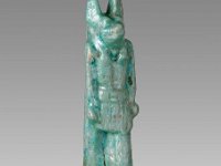 Aeg F 126  Aeg F 126, 26. Dynastie bis römische Zeit, Anubis, Hellblaue Fayence, H 4,5 cm, B 1,2 cm, T 1,9 cm : Bestandskatalog Ägypten, Museumsfoto: Claus Cordes